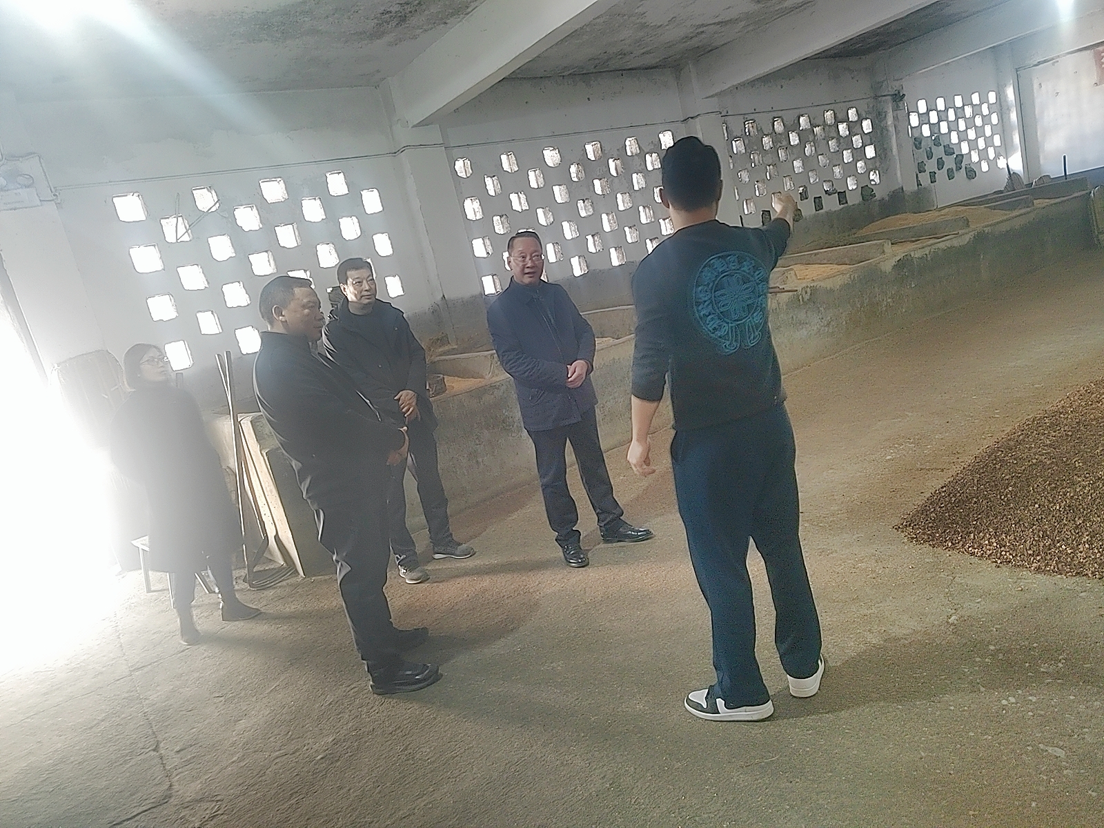 百年苗鄉(xiāng)工藝，清香白酒珍品，老友酒業(yè)誠(chéng)摯歡迎各界領(lǐng)導(dǎo)蒞臨參觀(guān)指導(dǎo)！